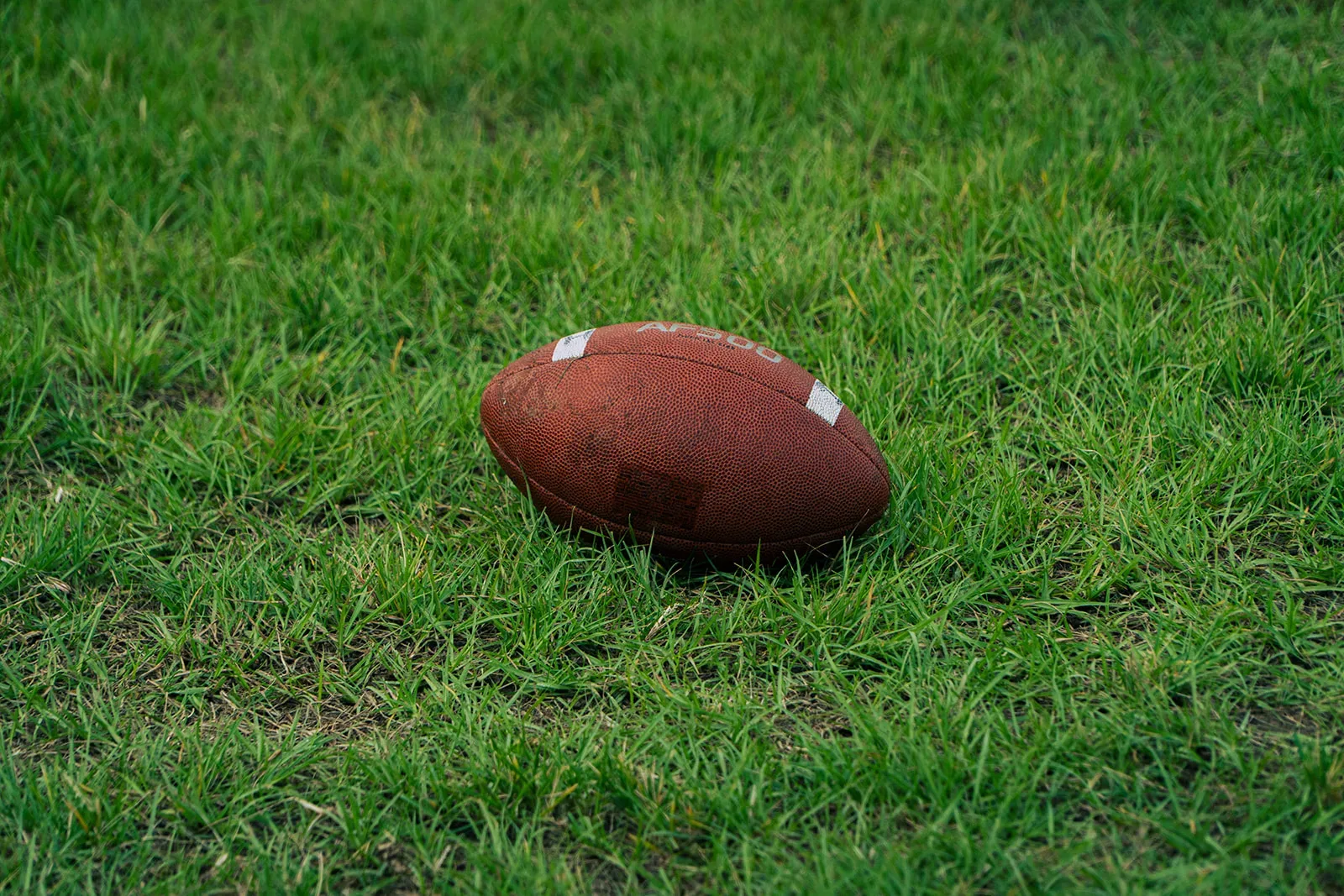 Ballon de flag football pose sur la pelouse