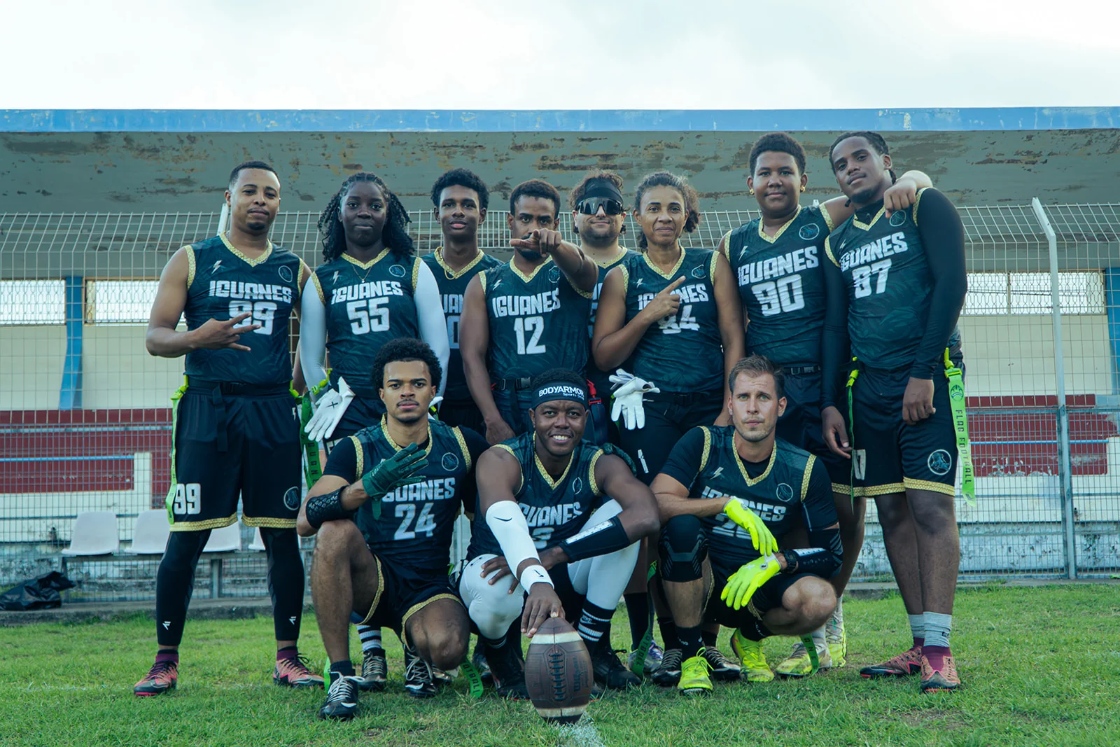 Joueuse et joueur des Iguanes — flag football mixte à Schœlcher