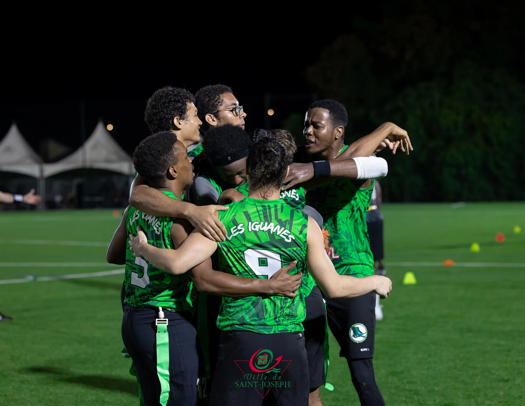 Etreinte collective des Iguanes apres la victoire au SINOBOWL